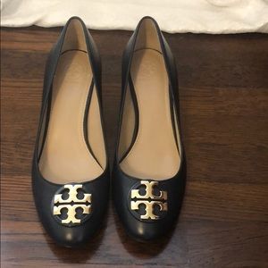 Sz. 7.5 NWOB Tory Burch Dark Navy Heels
